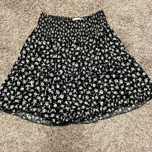 BLACK AND WHITE FLOWY SKIRT